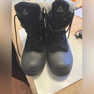 Size 8.5 Columbia water resistant ladies boots.